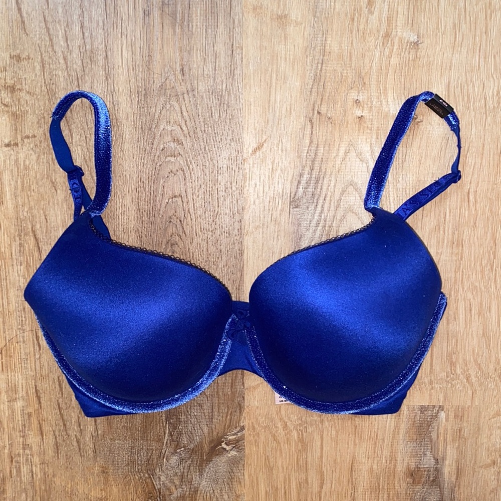 NWT Victoria’s Secret 32DDD colbalt blue bra